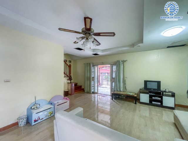 ทาวน์เฮ้าส์มือสอง ม.เดอะคอนเนค3 ดอนเมือง-วิภาวดี บ้านหลังมุม ภายในตกแต่งสวย พร้อมเข้าอยู่  บนเนื้อที่ 27.90 (หน้ากว้าง 6 เมตร) ฟังก์ชัน 3 ห้องนอน 4 ห้องน้ำ 2 ที่จอดรถ บนทำเลเชื่อมต่อถนน ถนนวิภาวดี-รังสิต, ถนนแจ้งวัฒนะ, ถนนพหลโยธิน, ถนนรังสิต-ปทุม ใกล้รถไฟฟ้า ใกล้สนามบินดอนเมือง